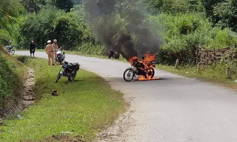 Bực mình vì CSGT phạt, người đàn ông châm lửa đốt xe rồi bỏ đi