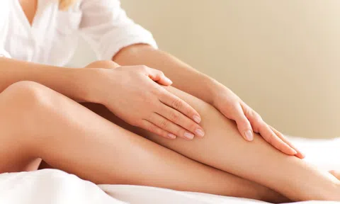 Kinh nghiệm che khuyết điểm ở chân cho các chị em khi mặc váy, đầm