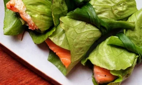 Mới lạ công thức rau diếp cuộn cá hồi siêu ngon 