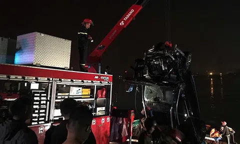 Thông tin bất ngờ vụ xe Mercedes rơi xuống sông Hồng