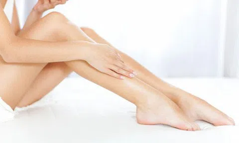 2 cách triệt lông chân đơn giản hiệu quả không cần đến spa