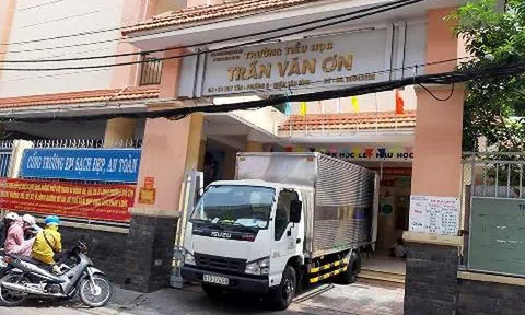 Cô giáo phạt học sinh nói chuyện phải tự tát vào mặt mình 32 cái