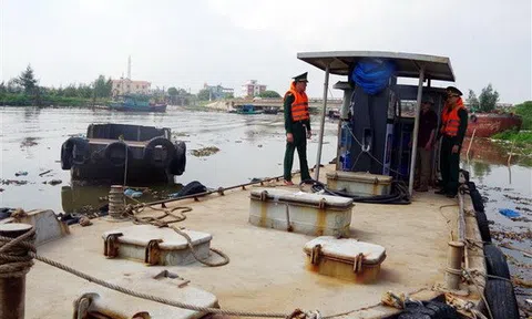 Bắt quả tang 2 tàu bán dầu trái phép trên biển