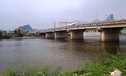 Cãi nhau, bạn gái 15 tuổi gieo mình xuống sông tự tử, bạn trai nhảy theo tử vong