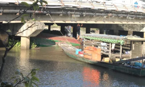 Xà lan chở hàng bị chìm, 4 người may mắn thoát chết