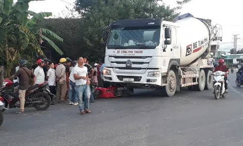 Một phụ nữ thoát chết trong gang tấc sau khi xe máy bị cuốn vào gầm xe trộn bê tông