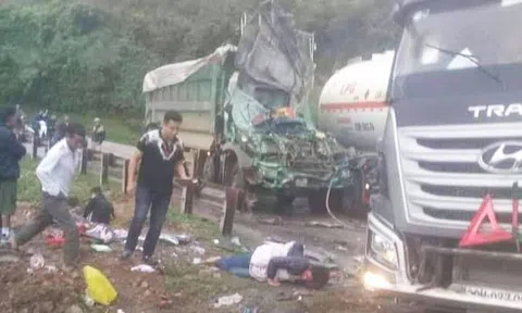 Xe tải bẹp như đống sắt vụn sau khi đấu đầu với xe bồn chở xăng