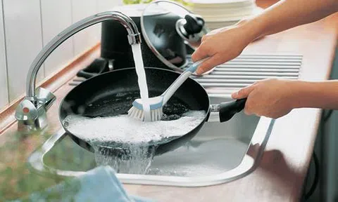 Mẹo rửa sạch nồi bị cháy đen nhanh chóng mà không tốn sức cọ rửa