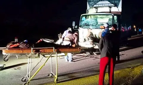 Nghệ An: Xe máy đối đầu xe tải, 3 người tử vong