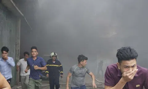 Hà Nội: Cháy ngùn ngụt kho hàng gần bến xe Nước Ngầm