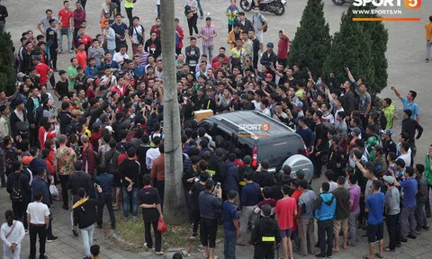 Cán bộ VFF tháo chạy vì hết vé, fan đuổi theo chặn xe như phim hành động