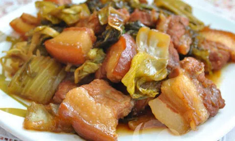 Cách làm ba chỉ xào dưa chua ngon tuyệt cho ngày đầu tuần