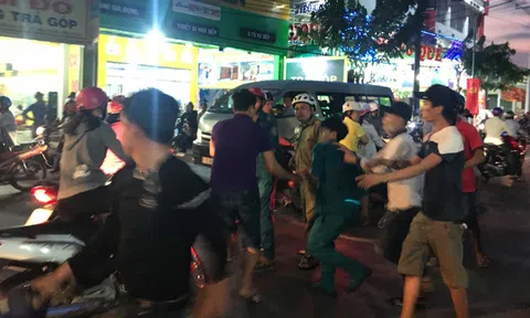 Nổ súng, vung dao uy hiếp gây náo loạn tiệm cầm đồ