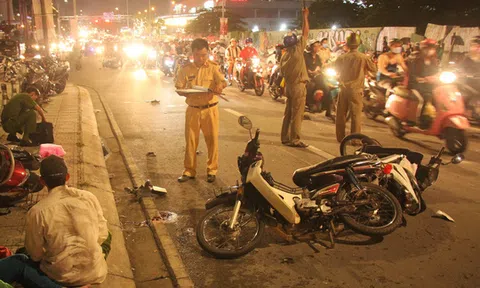 Ôtô tông hàng loạt xe máy, 1 người chết, nhiều người bị thương