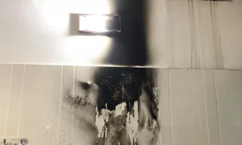 Đèn sưởi trong nhà tắm nổ như pháo hoa, bà mẹ chưa hết bàng hoàng