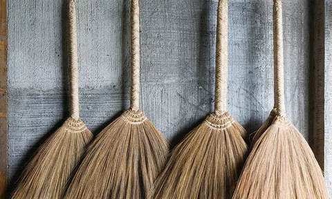 Những nơi tránh để chổi quét nhà kẻo cả đời \'cày cuốc\' cũng không khấm khá