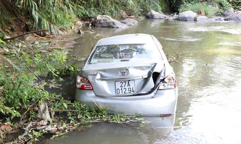 Ô tô lao xuống vực, 3 người trong một gia đình thương vong