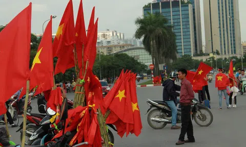 Cờ Tổ quốc bắt đầu \'nhuộm đỏ\' đường vào sân vận động Mỹ Đình