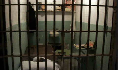 Một nghi can treo cổ chết trong nhà tạm giữ của Công an huyện  