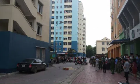 Sau tiếng động lớn, tá hỏa phát hiện thi thể người đàn ông dưới sảnh chung cư
