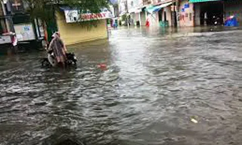 Clip: Cảnh mưa lũ kinh hoàng ở Nha Trang khiến 12 người chết