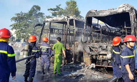 Đà Nẵng: 2 xe giường nằm bốc cháy dữ dội, kèm nổ lớn trong bến