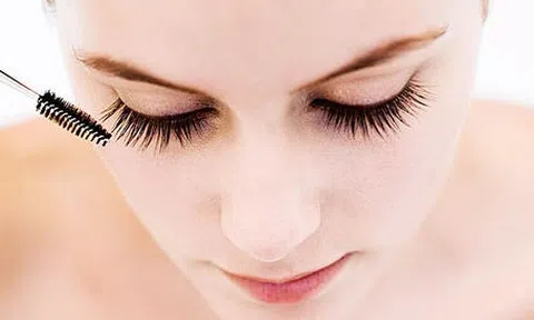 Bí quyết giúp lông mi dài nhanh chỉ bằng dầu dừa