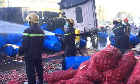 Xe đầu kéo lật, 120 thùng axit clohidric đổ tràn trên quốc lộ