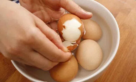 Bí quyết bóc vỏ trứng cực nhanh, cực dễ, là phụ nữ ai cũng nên biết