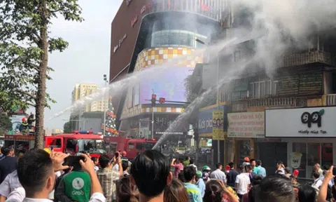 Cháy lớn tại khu tập thể cũ trên đường Tôn Thất Tùng