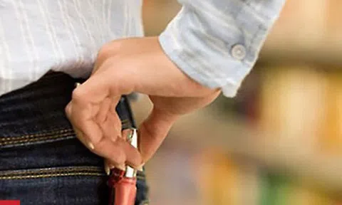 Chủ shop trả gần 1,5 triệu/giờ thuê siêu trộm ăn cắp đồ ở cửa hàng 