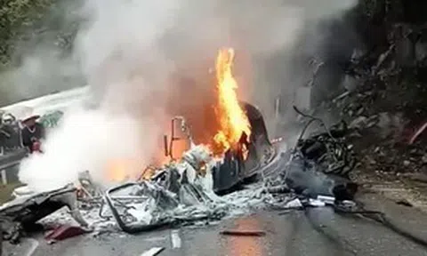 Clip: Container lật ngang, cháy đầu ngùn ngụt trên đèo Hoàng Liên Sơn