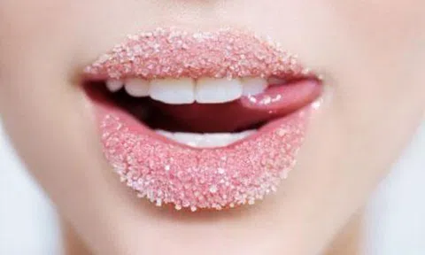 Môi khô nứt nẻ đến đâu chỉ cần bôi thứ này là mềm mượt ngay