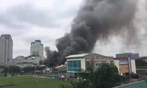 Cháy gara ô-tô gần trụ sở VFF, hàng trăm CĐV xếp hàng chờ nhận vé hốt hoảng