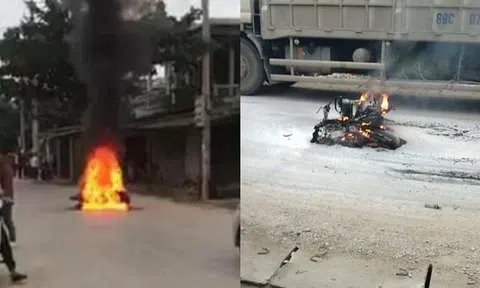 Nam thanh niên đi SH đốt xe máy của người phụ nữ sau va chạm giao thông