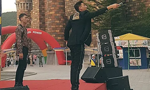 Có ai chiều lòng fans như Isaac, vừa hát vừa bước trên `cầu ghế` bắt tay từng người
