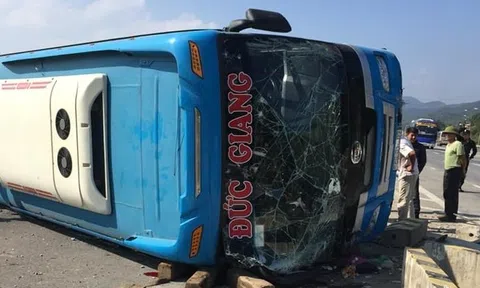 Lật xe khách 7 người thương vong, đập kính giải cứu