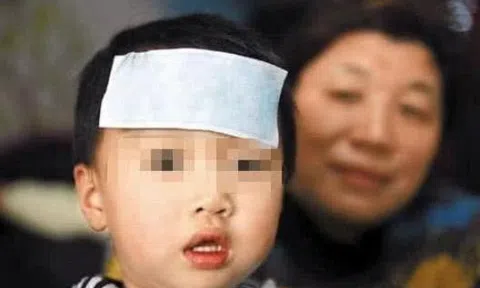 Đôi giày đắt tiền giúp cậu bé 3 tuổi thoát khỏi kẻ buôn người