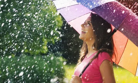 Mách bạn cách chăm sóc da nhờn ngày mưa ẩm