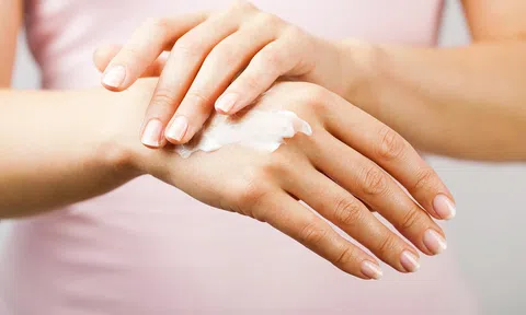 Cách chăm sóc da tay mềm mịn giữa thời tiết mùa đông lạnh giá