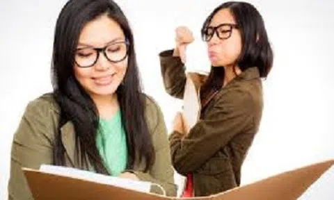 Ghen tị nơi công sở, ứng xử sao cho khéo?