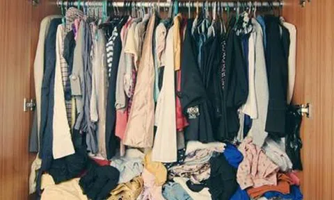Dọn tủ quần áo của vợ mới qua đời, chồng thất kinh trước bí mật phía bên trong