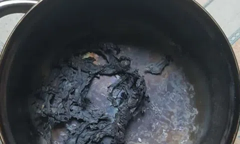 Luộc rau để xay cho con mà bà mẹ trẻ không ngờ ra nông nỗi này