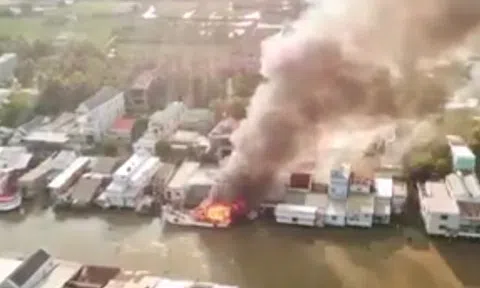 Tàu cá trên kênh giữa thành phố bất ngờ bốc cháy dữ dội, cháy lan khu phố