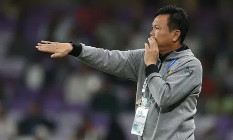 Tuyển Thái Lan gặp rắc rối vì HLV Sirilak chưa có bằng HLV?