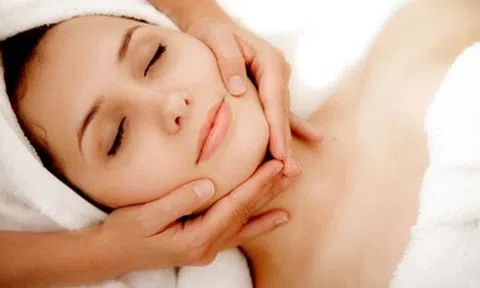 Mát xa mặt theo cách này sáng dậy da trắng hồng, mịn màng như em bé