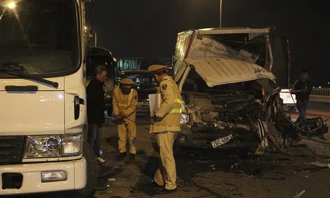 4 ô tô tông nhau vỡ vụn trên cầu Thăng Long, 2 người bị thương