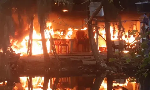 Nhà cấp 4 ở khu câu cá Hồ Tràm cháy dữ dội, người dân hốt hoảng tháo chạy