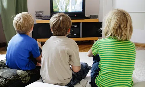 Trẻ nhỏ \'ngồi lì\' trước tivi hơn 1 giờ/ngày có nguy cơ bị béo phì