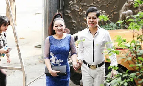 Danh ca Ngọc Sơn và \"vợ sắp cưới\" xinh như hoa tung hứng khá ăn ý trên sân khấu